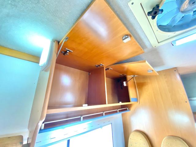 タウンエーストラック 　バンテック　アトム４０５　７名乗車　レンタアップ　ＦＦヒーター　ツインサブ　１５００Ｗインバータ　ルーフベント　サイドオーニング　サイクルキャリア　冷蔵庫　電子レンジ　マルチルーム　外部充電　走行充電（72枚目）