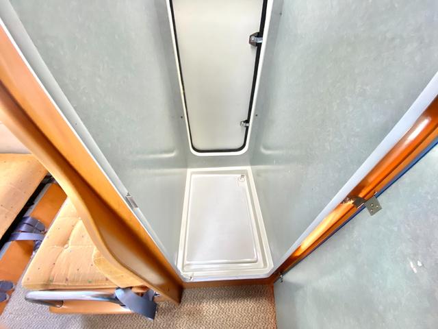 タウンエーストラック 　バンテック　アトム４０５　７名乗車　レンタアップ　ＦＦヒーター　ツインサブ　１５００Ｗインバータ　ルーフベント　サイドオーニング　サイクルキャリア　冷蔵庫　電子レンジ　マルチルーム　外部充電　走行充電（74枚目）