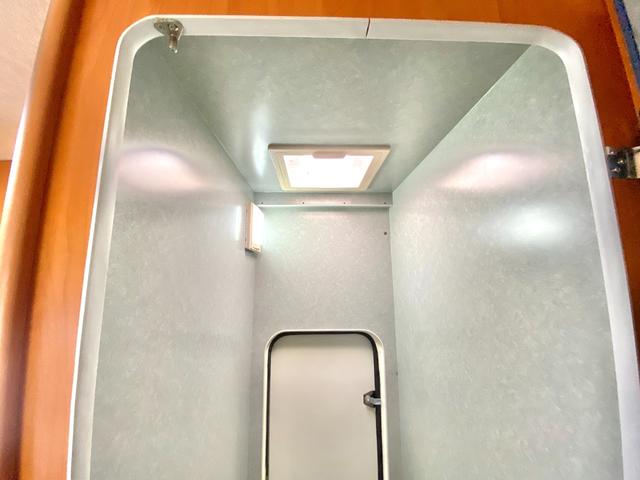 タウンエーストラック 　バンテック　アトム４０５　７名乗車　レンタアップ　ＦＦヒーター　ツインサブ　１５００Ｗインバータ　ルーフベント　サイドオーニング　サイクルキャリア　冷蔵庫　電子レンジ　マルチルーム　外部充電　走行充電（75枚目）