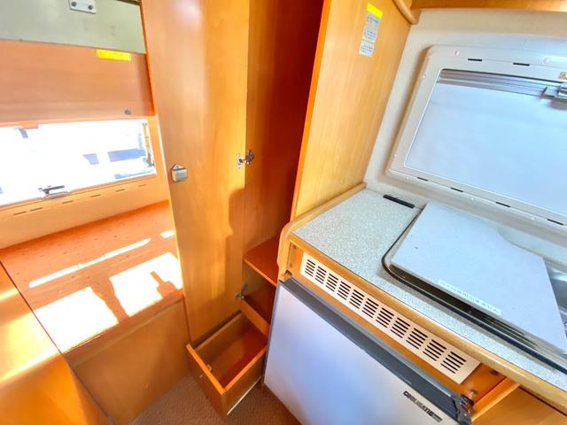 タウンエーストラック 　バンテック　アトム４０５　７名乗車　レンタアップ　ＦＦヒーター　ツインサブ　１５００Ｗインバータ　ルーフベント　サイドオーニング　サイクルキャリア　冷蔵庫　電子レンジ　マルチルーム　外部充電　走行充電（77枚目）