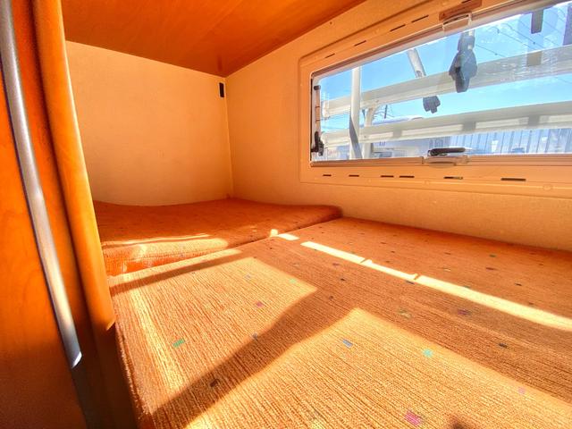 タウンエーストラック 　バンテック　アトム４０５　７名乗車　レンタアップ　ＦＦヒーター　ツインサブ　１５００Ｗインバータ　ルーフベント　サイドオーニング　サイクルキャリア　冷蔵庫　電子レンジ　マルチルーム　外部充電　走行充電（80枚目）