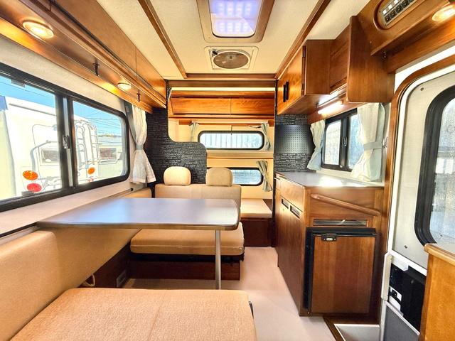 ボンゴトラック 　ＡｔｏＺ　アミティ　ポルト　ウィンドウエアコン　ソーラーパネル　オートライト社外品　テレビ　１２Ｖ冷蔵庫　マックスファン　キッチン　シンク　２０００Ｗインバーター　走行充電　ＥＴＣ２．０（2枚目）