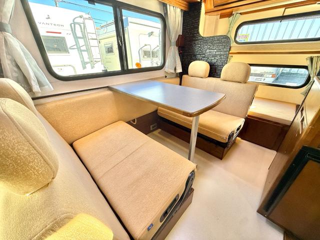 ボンゴトラック 　ＡｔｏＺ　アミティ　ポルト　ウィンドウエアコン　ソーラーパネル　オートライト社外品　テレビ　１２Ｖ冷蔵庫　マックスファン　キッチン　シンク　２０００Ｗインバーター　走行充電　ＥＴＣ２．０（4枚目）