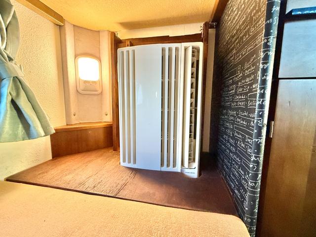 ボンゴトラック 　ＡｔｏＺ　アミティ　ポルト　ウィンドウエアコン　ソーラーパネル　オートライト社外品　テレビ　１２Ｖ冷蔵庫　マックスファン　キッチン　シンク　２０００Ｗインバーター　走行充電　ＥＴＣ２．０（6枚目）