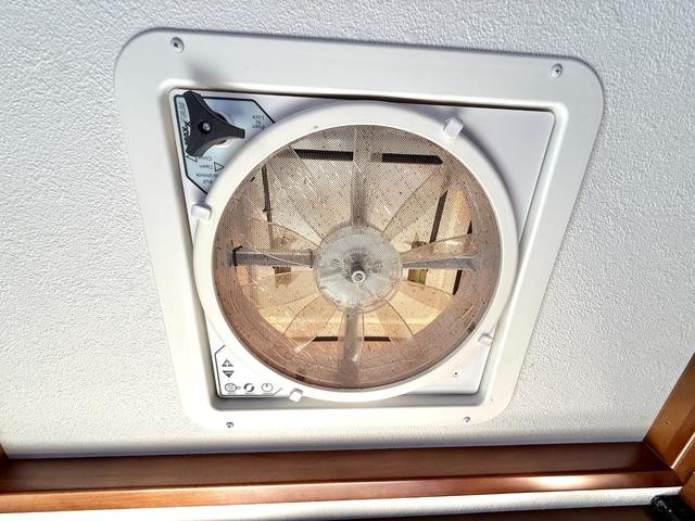 ボンゴトラック 　ＡｔｏＺ　アミティ　ポルト　ウィンドウエアコン　ソーラーパネル　オートライト社外品　テレビ　１２Ｖ冷蔵庫　マックスファン　キッチン　シンク　２０００Ｗインバーター　走行充電　ＥＴＣ２．０（12枚目）