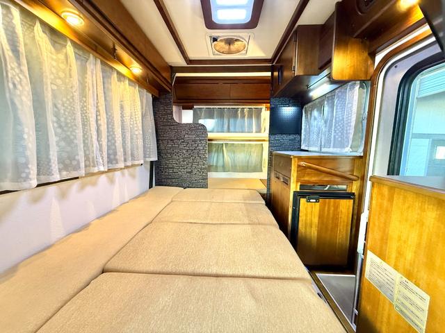 ボンゴトラック 　ＡｔｏＺ　アミティ　ポルト　ウィンドウエアコン　ソーラーパネル　オートライト社外品　テレビ　１２Ｖ冷蔵庫　マックスファン　キッチン　シンク　２０００Ｗインバーター　走行充電　ＥＴＣ２．０（13枚目）