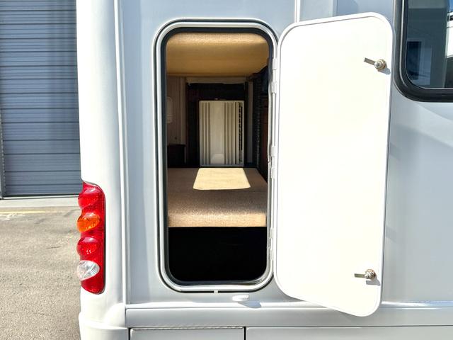 ボンゴトラック 　ＡｔｏＺ　アミティ　ポルト　ウィンドウエアコン　ソーラーパネル　オートライト社外品　テレビ　１２Ｖ冷蔵庫　マックスファン　キッチン　シンク　２０００Ｗインバーター　走行充電　ＥＴＣ２．０（24枚目）