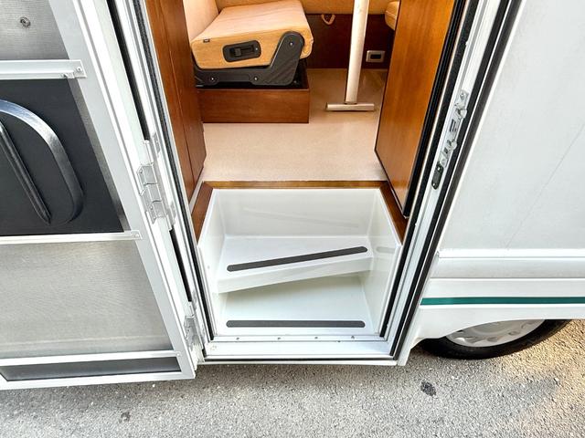 ボンゴトラック 　ＡｔｏＺ　アミティ　ポルト　ウィンドウエアコン　ソーラーパネル　オートライト社外品　テレビ　１２Ｖ冷蔵庫　マックスファン　キッチン　シンク　２０００Ｗインバーター　走行充電　ＥＴＣ２．０（43枚目）