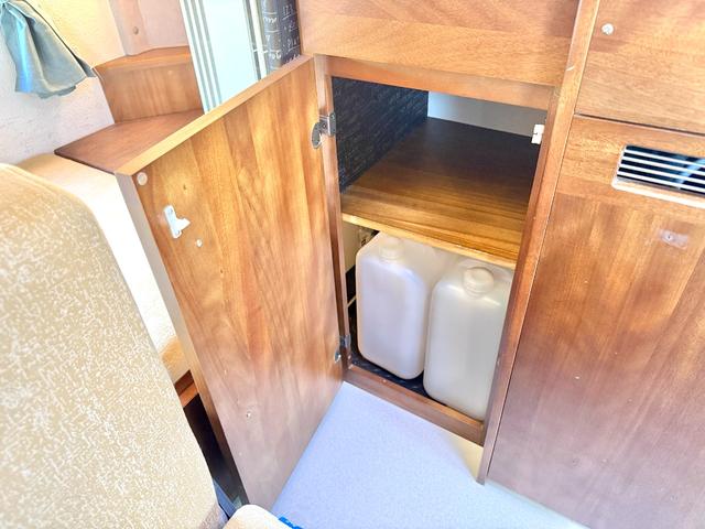 ボンゴトラック 　ＡｔｏＺ　アミティ　ポルト　ウィンドウエアコン　ソーラーパネル　オートライト社外品　テレビ　１２Ｖ冷蔵庫　マックスファン　キッチン　シンク　２０００Ｗインバーター　走行充電　ＥＴＣ２．０（52枚目）