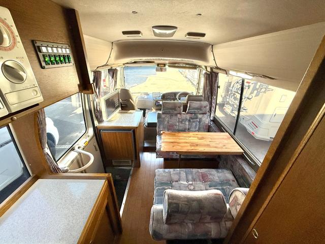 コースター 　キャンピングカーハタナカ製　オリジナルキャンパー　１０名乗車　ＮＯｘ・ＰＭ適合車　バスコン　リチウムイオンバッテリー　サイドオーニング　３０００Ｗインバーター　電子レンジ　テレビ　１２Ｖ冷蔵庫（3枚目）