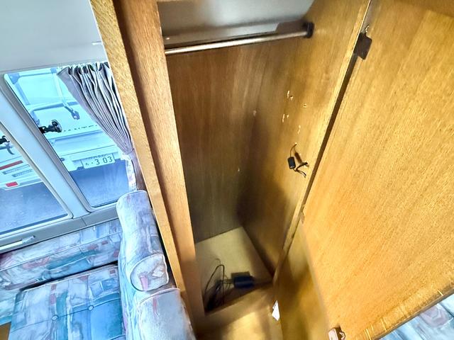 コースター 　キャンピングカーハタナカ製　オリジナルキャンパー　１０名乗車　ＮＯｘ・ＰＭ適合車　バスコン　リチウムイオンバッテリー　サイドオーニング　３０００Ｗインバーター　電子レンジ　テレビ　１２Ｖ冷蔵庫（12枚目）