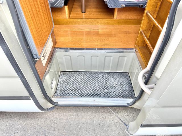 コースター 　キャンピングカーハタナカ製　オリジナルキャンパー　１０名乗車　ＮＯｘ・ＰＭ適合車　バスコン　リチウムイオンバッテリー　サイドオーニング　３０００Ｗインバーター　電子レンジ　テレビ　１２Ｖ冷蔵庫（41枚目）