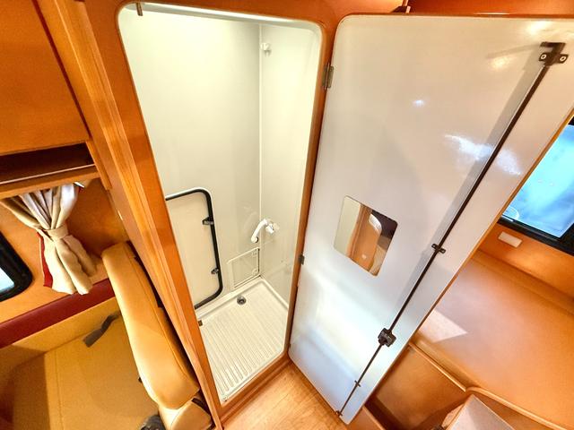 カムロード キャンピングワークス オルビス ユーロ ディーゼル レンタアップ車 タイベル交換済 家庭用エアコン FFヒータ- リアヒーター トリプルサブバッテリー サイドオーニング マルチルーム 電子レンジ(7枚目)