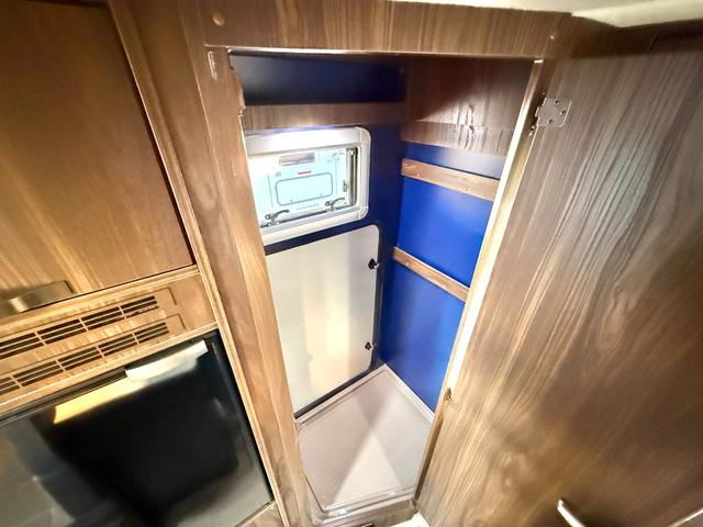 カムロード 　バンテック　コルドリーブス　ディーゼル４ＷＤ　ダブルタイヤ　ワンオーナー車　家庭用エアコン　ＦＦヒータ－　前後社外ショックアブソーバー　トリプルサブバッテリー　１５００Ｗインバーター　電子レンジ（8枚目）