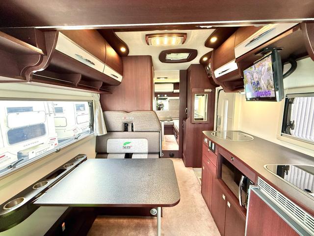 コースタービッグバン 　ナッツＲＶ　ボーダーバンクス　タイプＴ　エボリューション　後部オリジナルオーダー仕様　１０名乗車　家庭用エアコン　ＦＦヒーター　温水ボイラー　９０Ｌ給排水タンク　マルチルーム　カセットトイレ（2枚目）