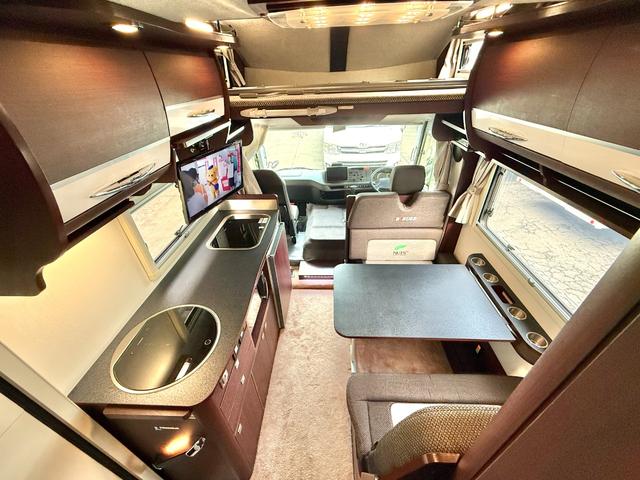 コースタービッグバン 　ナッツＲＶ　ボーダーバンクス　タイプＴ　エボリューション　後部オリジナルオーダー仕様　１０名乗車　家庭用エアコン　ＦＦヒーター　温水ボイラー　９０Ｌ給排水タンク　マルチルーム　カセットトイレ（3枚目）