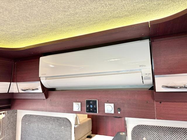 コースタービッグバン 　ナッツＲＶ　ボーダーバンクス　タイプＴ　エボリューション　後部オリジナルオーダー仕様　１０名乗車　家庭用エアコン　ＦＦヒーター　温水ボイラー　９０Ｌ給排水タンク　マルチルーム　カセットトイレ（4枚目）