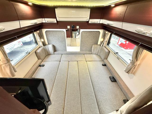 コースタービッグバン 　ナッツＲＶ　ボーダーバンクス　タイプＴ　エボリューション　後部オリジナルオーダー仕様　１０名乗車　家庭用エアコン　ＦＦヒーター　温水ボイラー　９０Ｌ給排水タンク　マルチルーム　カセットトイレ（6枚目）