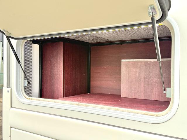 コースタービッグバン 　ナッツＲＶ　ボーダーバンクス　タイプＴ　エボリューション　後部オリジナルオーダー仕様　１０名乗車　家庭用エアコン　ＦＦヒーター　温水ボイラー　９０Ｌ給排水タンク　マルチルーム　カセットトイレ（42枚目）