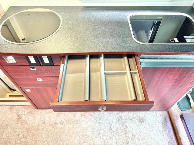 コースタービッグバン 　ナッツＲＶ　ボーダーバンクス　タイプＴ　エボリューション　後部オリジナルオーダー仕様　１０名乗車　家庭用エアコン　ＦＦヒーター　温水ボイラー　９０Ｌ給排水タンク　マルチルーム　カセットトイレ（64枚目）