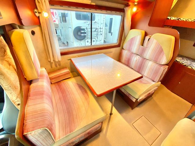 ハイエースワゴン 　ファンルーチェ　セレンゲティ　ツインサブバッテリー　ＦＦヒータ－　リアヒーター　リアクーラー　２０００Ｗインバーター　サイドオーニング　ルーフベント　テレビ　１２Ｖ冷蔵庫　外部充電　キッチン　コンロ（4枚目）