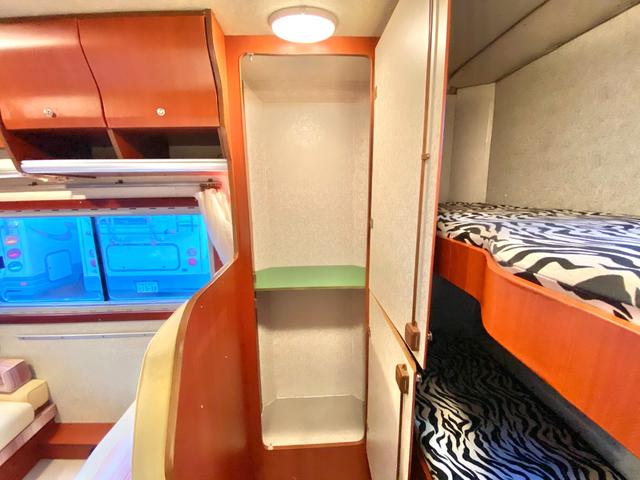 ハイエースワゴン 　ファンルーチェ　セレンゲティ　ツインサブバッテリー　ＦＦヒータ－　リアヒーター　リアクーラー　２０００Ｗインバーター　サイドオーニング　ルーフベント　テレビ　１２Ｖ冷蔵庫　外部充電　キッチン　コンロ（10枚目）