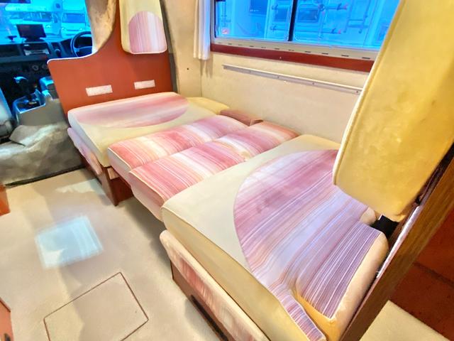 ハイエースワゴン 　ファンルーチェ　セレンゲティ　ツインサブバッテリー　ＦＦヒータ－　リアヒーター　リアクーラー　２０００Ｗインバーター　サイドオーニング　ルーフベント　テレビ　１２Ｖ冷蔵庫　外部充電　キッチン　コンロ（12枚目）