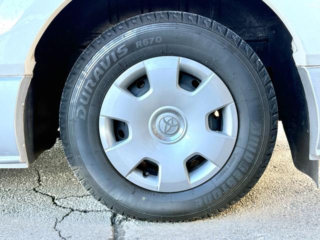 ハイエースワゴン 　ファンルーチェ　セレンゲティ　ツインサブバッテリー　ＦＦヒータ－　リアヒーター　リアクーラー　２０００Ｗインバーター　サイドオーニング　ルーフベント　テレビ　１２Ｖ冷蔵庫　外部充電　キッチン　コンロ（33枚目）