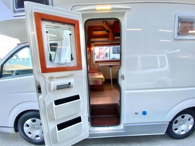 ハイエースワゴン 　ファンルーチェ　セレンゲティ　ツインサブバッテリー　ＦＦヒータ－　リアヒーター　リアクーラー　２０００Ｗインバーター　サイドオーニング　ルーフベント　テレビ　１２Ｖ冷蔵庫　外部充電　キッチン　コンロ（48枚目）