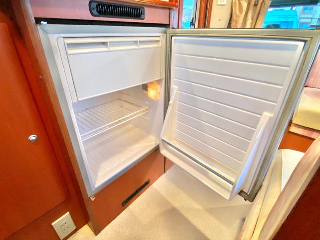 ハイエースワゴン 　ファンルーチェ　セレンゲティ　ツインサブバッテリー　ＦＦヒータ－　リアヒーター　リアクーラー　２０００Ｗインバーター　サイドオーニング　ルーフベント　テレビ　１２Ｖ冷蔵庫　外部充電　キッチン　コンロ（55枚目）