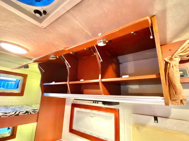 ハイエースワゴン 　ファンルーチェ　セレンゲティ　ツインサブバッテリー　ＦＦヒータ－　リアヒーター　リアクーラー　２０００Ｗインバーター　サイドオーニング　ルーフベント　テレビ　１２Ｖ冷蔵庫　外部充電　キッチン　コンロ（58枚目）