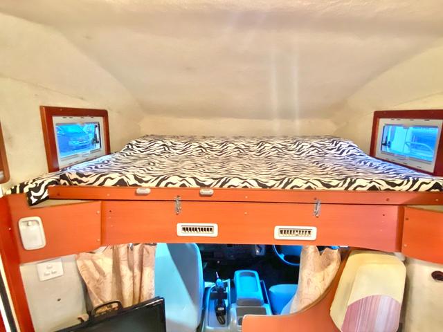 ハイエースワゴン 　ファンルーチェ　セレンゲティ　ツインサブバッテリー　ＦＦヒータ－　リアヒーター　リアクーラー　２０００Ｗインバーター　サイドオーニング　ルーフベント　テレビ　１２Ｖ冷蔵庫　外部充電　キッチン　コンロ（61枚目）