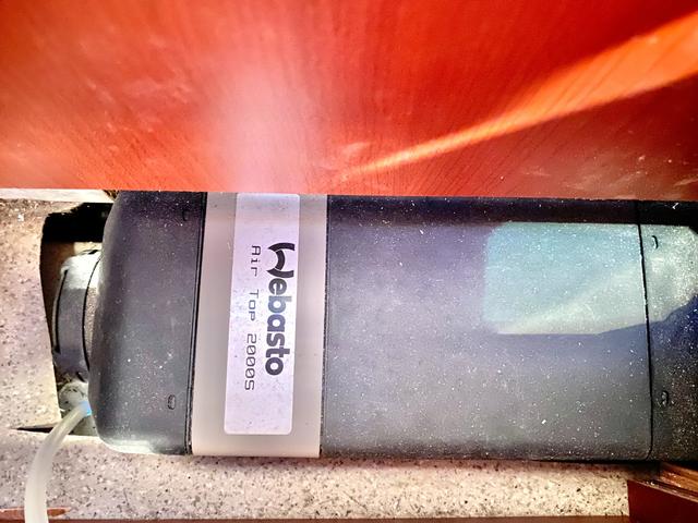 ハイエースワゴン 　ファンルーチェ　セレンゲティ　ツインサブバッテリー　ＦＦヒータ－　リアヒーター　リアクーラー　２０００Ｗインバーター　サイドオーニング　ルーフベント　テレビ　１２Ｖ冷蔵庫　外部充電　キッチン　コンロ（68枚目）