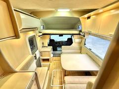 架装部装備：トリプルサブバッテリー　家庭用エアコン　ＦＦヒーター　電子レンジ　キッチン　２口コンロ　シンク　防水マルチルーム　サイドオーニング　リア２段ベッド　バンクベッド　インバーター１５００Ｗ 3