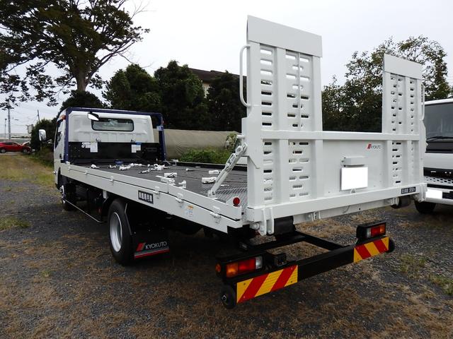 キャンター フラトップゼロ　積載３ｔ　ＡＴ車　ＮＥＷモデル　液晶メーター　左右アオリ開閉　ＮＥＷモデル　フル液晶ディスプレイ　純正バックモニター　ＬＥＤライト　衝突被害軽減ブレーキ　車線逸脱警報装置　メーカー保証継承付き　イージーアクセスキー（5枚目）
