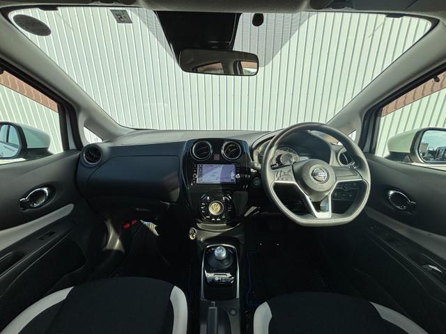 ノート ｅ－パワー　Ｘ　純正ナビ　フルセグＴＶ　ＣＤ／ＤＶＤ　Ｂｌｕｅｔｏｏｔｈ　ＳＤ　エマージェンシーブレーキ　車線逸脱警報　スマートキー　プッシュスタート　オートエアコン　ステアリングスイッチ　オートライト　ＥＴＣ（3枚目）