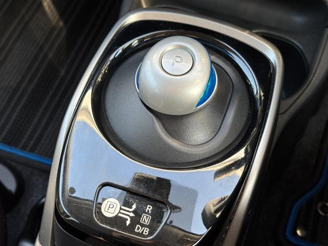ノート ｅ－パワー　Ｘ　純正ナビ　フルセグＴＶ　ＣＤ／ＤＶＤ　Ｂｌｕｅｔｏｏｔｈ　ＳＤ　エマージェンシーブレーキ　車線逸脱警報　スマートキー　プッシュスタート　オートエアコン　ステアリングスイッチ　オートライト　ＥＴＣ（13枚目）