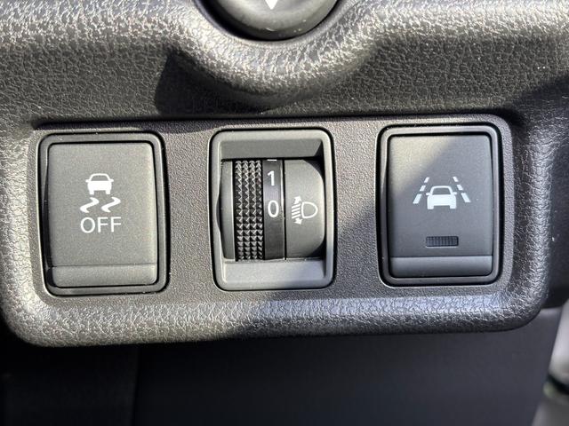 ノート ｅ－パワー　Ｘ　純正ナビ　フルセグＴＶ　ＣＤ／ＤＶＤ　Ｂｌｕｅｔｏｏｔｈ　ＳＤ　エマージェンシーブレーキ　車線逸脱警報　スマートキー　プッシュスタート　オートエアコン　ステアリングスイッチ　オートライト　ＥＴＣ（16枚目）
