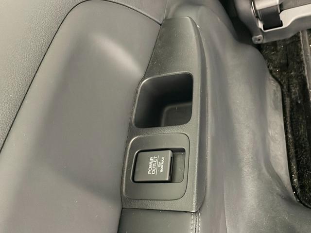 オデッセイハイブリッド ｅ：ＨＥＶアブソルート・ＥＸ　純正９型ナビ・ホンダセンシング・全方位カメラ・ビルトインＥＴＣ２．０・前後ドラレコ・両側電動ドア・パワーバックドア・ブラインドスポットモニター・ＬＥＤオートライト・革シート・シートヒーター・純正アルミ（71枚目）