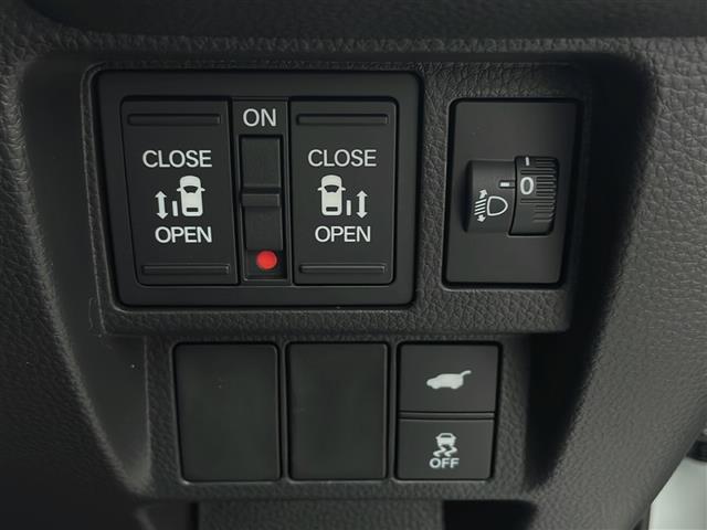 ステップワゴン ｅ：ＨＥＶスパーダ　・登録済未使用車・純正１１．４インチナビ（ＣＤ／ＤＶＤ／ＴＶ／ＢＴ／ＳＤ）・純正１５．６インチフリップダウンモニター・両側パワースライドドア・衝突軽減ブレーキ（ＣＭＢＳ）・先行車発進お知らせ（28枚目）