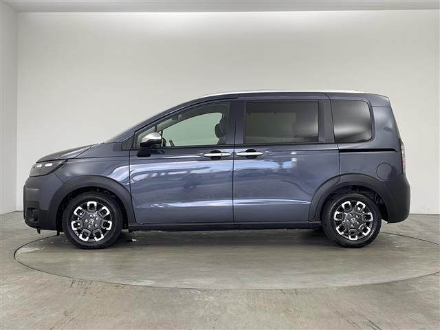 フリード ｅ：ＨＥＶクロスター　純正ナビ　バックカメラ　Ｈｏｎｄａ　ＳＥＮＳＩＮＧ　ブラインドスポットモニター　両側パワースライドドア　電動パーキングブレーキ　ＢＲＳＫＥ　ＨＯＬＤ　ＬＥＤヘッドライト　純正アルミホイールタイヤ（7枚目）