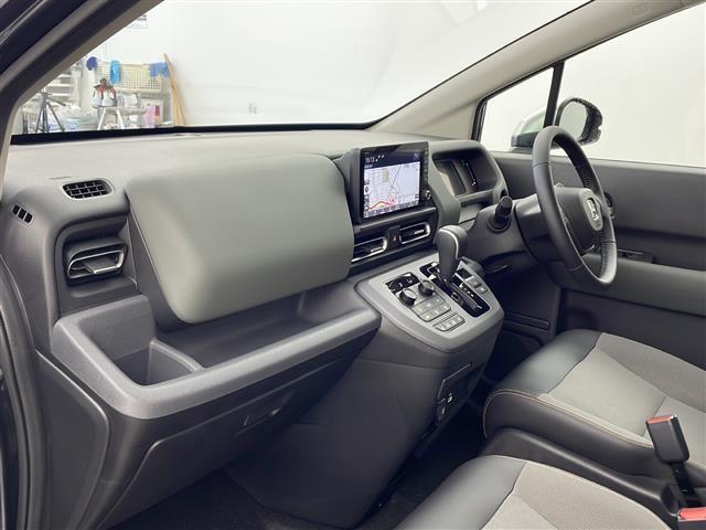フリード ｅ：ＨＥＶクロスター　純正ナビ　バックカメラ　Ｈｏｎｄａ　ＳＥＮＳＩＮＧ　ブラインドスポットモニター　両側パワースライドドア　電動パーキングブレーキ　ＢＲＳＫＥ　ＨＯＬＤ　ＬＥＤヘッドライト　純正アルミホイールタイヤ（13枚目）