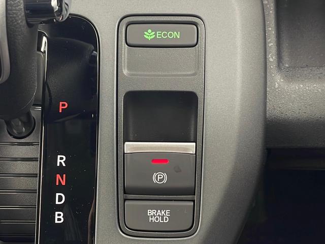 フリード ｅ：ＨＥＶクロスター　純正ナビ　バックカメラ　Ｈｏｎｄａ　ＳＥＮＳＩＮＧ　ブラインドスポットモニター　両側パワースライドドア　電動パーキングブレーキ　ＢＲＳＫＥ　ＨＯＬＤ　ＬＥＤヘッドライト　純正アルミホイールタイヤ（61枚目）