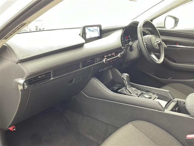 MAZDA3セダン XDプロアクティブ ツーリングセレクション 純正ナビ 全方位カメラ 衝突軽減ブレーキ レーダークルーズコントロール レーンキープアシスト パーキングセンサー パワーバックドア ヘッドアップディスプレイ ステアリングヒーター 純正ドラレコ ETC(12枚目)