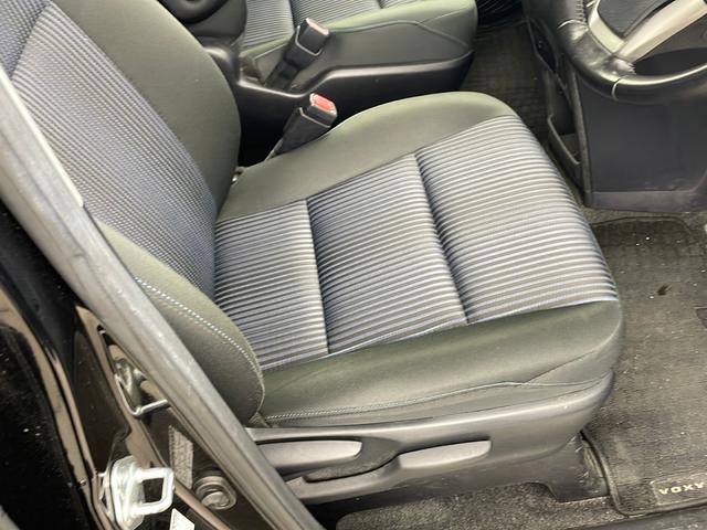ヴォクシー ＺＳ　ナビ　ＴＶ　バックカメラ　ビルトインＥＴＣ　左側パワースライドドア　ＬＥＤヘッドライト　オートライト　フォグランプ　プッシュスタート　スマートキー　純正１６インチアルミホイール　革巻きステアリング（58枚目）