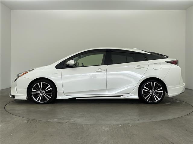 プリウス Ｓ　社外ナビ・フルセグ・トヨタセーフティセンス・レーダークルーズコントロール・プリクラッシュセーフティ・ＬＥＤオートライト・社外エアロ・バックカメラ・ＥＴＣ２．０・スペアキー・社外１８インチアルミ（4枚目）