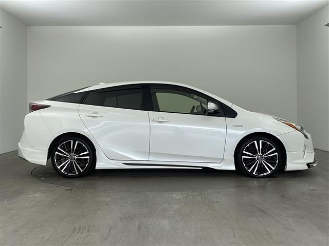 プリウス Ｓ　社外ナビ・フルセグ・トヨタセーフティセンス・レーダークルーズコントロール・プリクラッシュセーフティ・ＬＥＤオートライト・社外エアロ・バックカメラ・ＥＴＣ２．０・スペアキー・社外１８インチアルミ（7枚目）