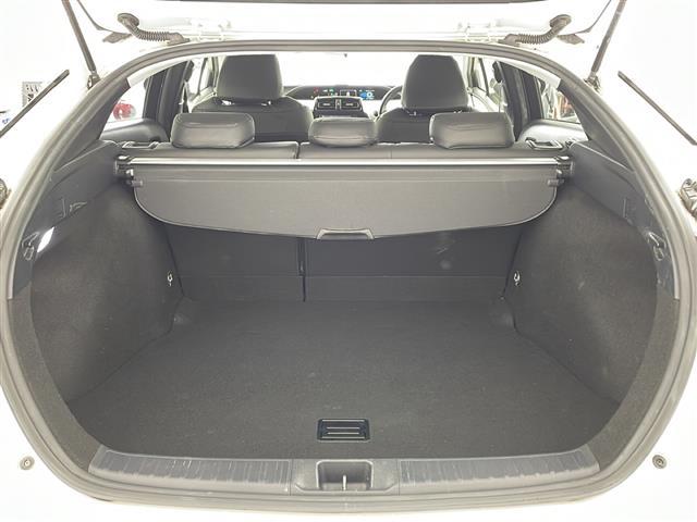 プリウス Ｓ　社外ナビ・フルセグ・トヨタセーフティセンス・レーダークルーズコントロール・プリクラッシュセーフティ・ＬＥＤオートライト・社外エアロ・バックカメラ・ＥＴＣ２．０・スペアキー・社外１８インチアルミ（18枚目）