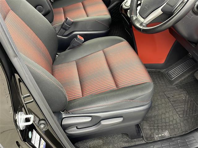 ヴォクシー ＺＳ　・トヨタセーフティーセンス・純正９インチＳＤナビ＆フルセグ＆ＢＴ＆ＤＶＤ・バックカメラ・両側パワースライドドア・ビルトインＥＴＣ２．０・ステアリングリモコン・純正前ドライブレコーダー・サンシェード（9枚目）