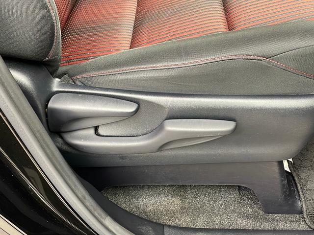 ヴォクシー ＺＳ　・トヨタセーフティーセンス・純正９インチＳＤナビ＆フルセグ＆ＢＴ＆ＤＶＤ・バックカメラ・両側パワースライドドア・ビルトインＥＴＣ２．０・ステアリングリモコン・純正前ドライブレコーダー・サンシェード（70枚目）